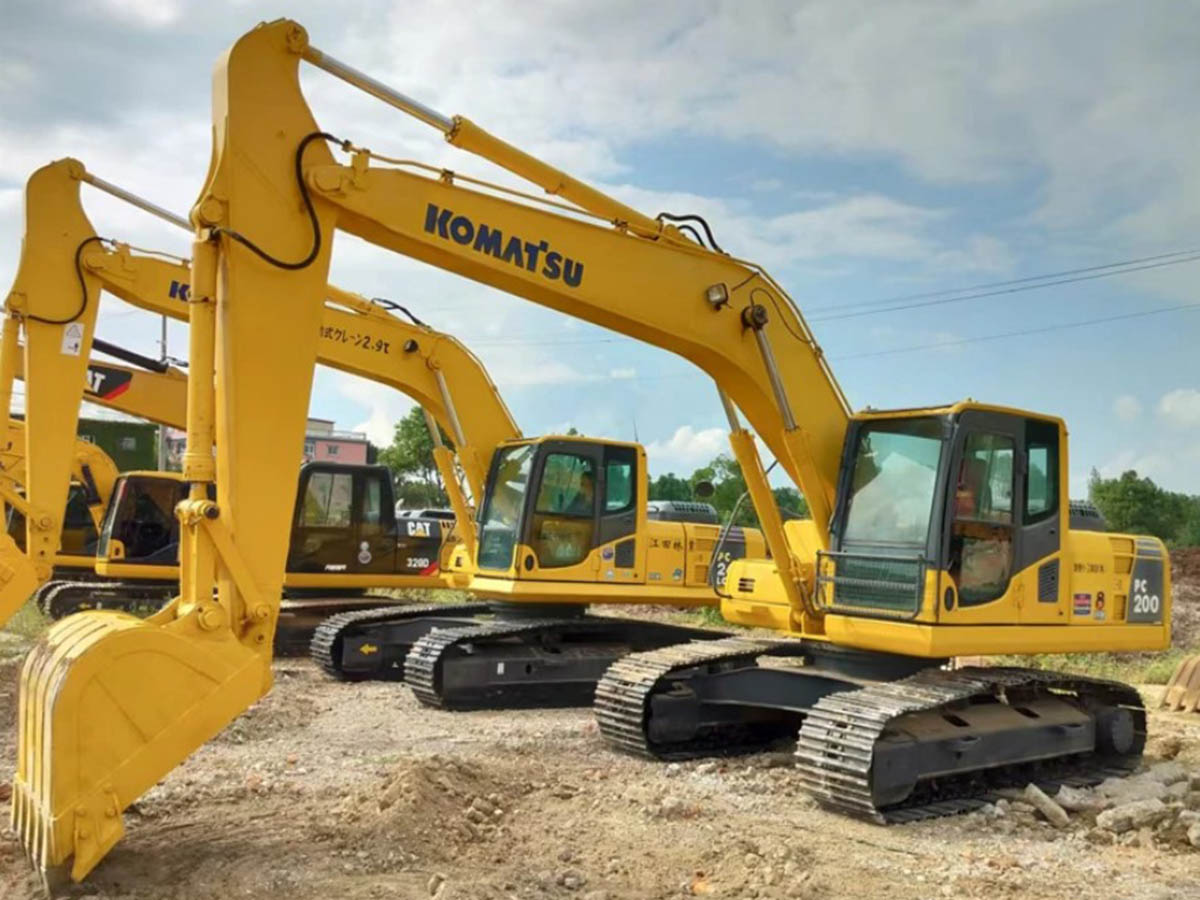 Four sets used Komatsu excavators for Sierra Leone customers have been refurbished